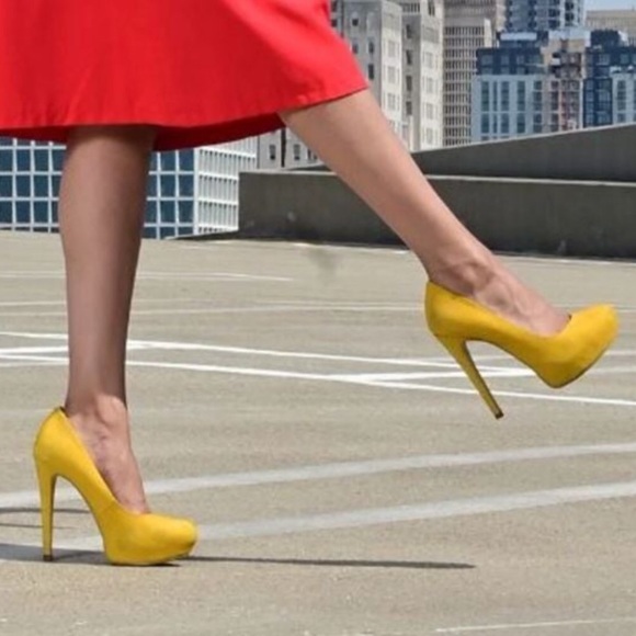 Steve Madden Shoes - 😍Steven Madden Woman Classic Yellow Snake Pump